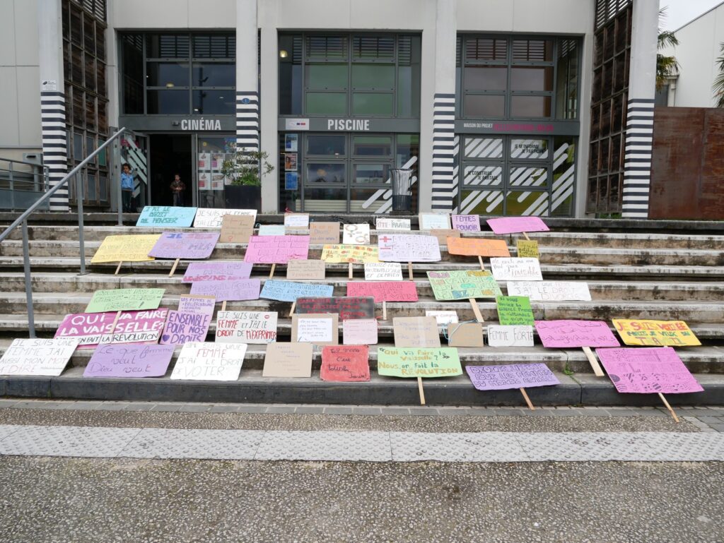 Pancartes réalisées et déployées lors de la Marche du 9 mars 2026 à Toulouse à l'occasion de la Journée Internationale des Droits des Femmes  